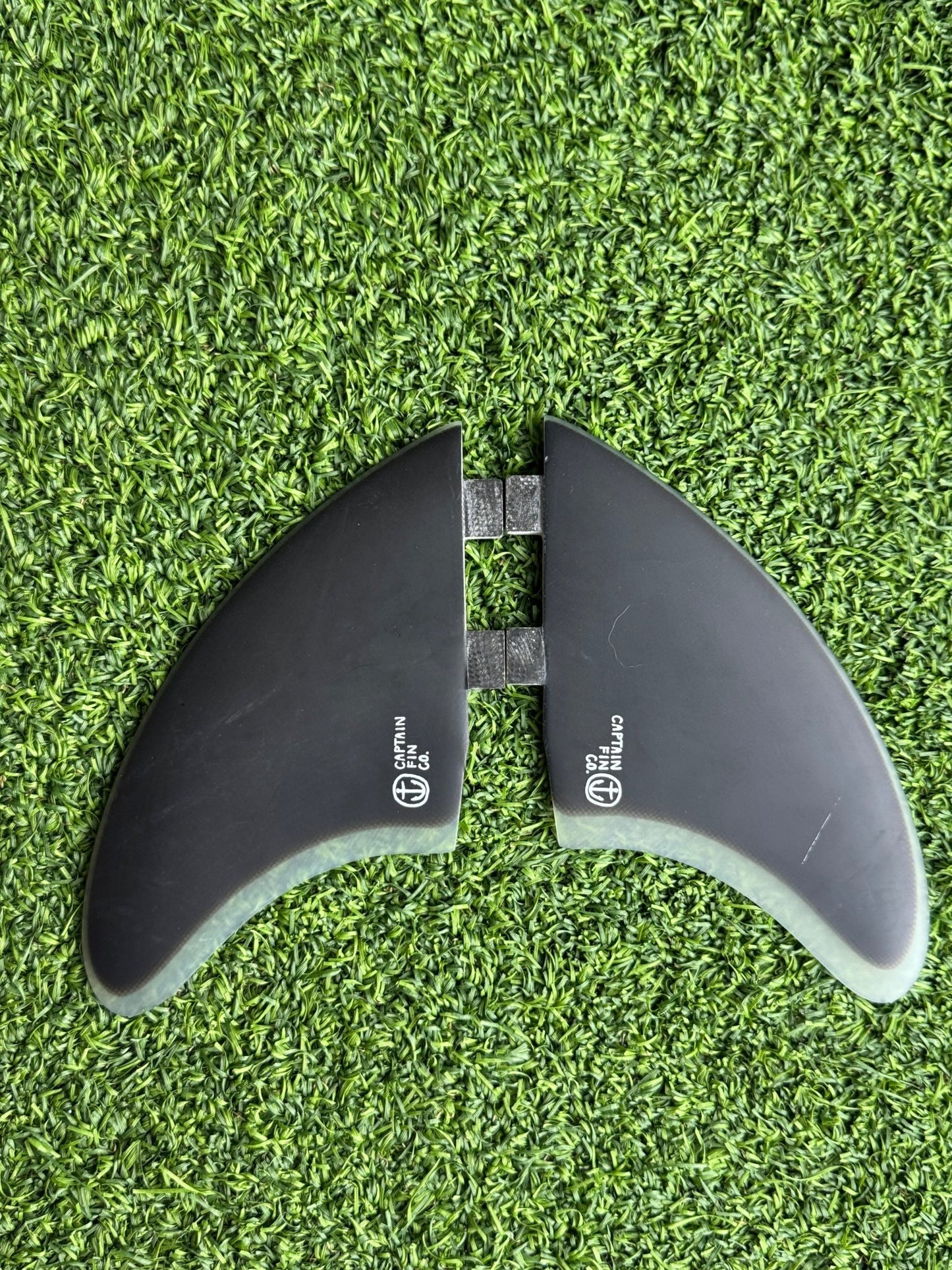 Captain Fin Keel - FCS Original Plugs - CF Keel Used/Upright Twin Fin Set - Surfboardbroker
